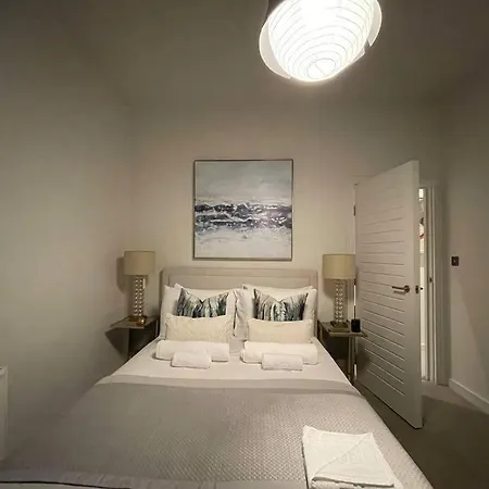 Quintessential Town House Close To * London