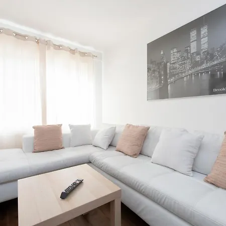 4 Bed House In Woolwich/thamesmead 6 Beds Sleeps 8 *