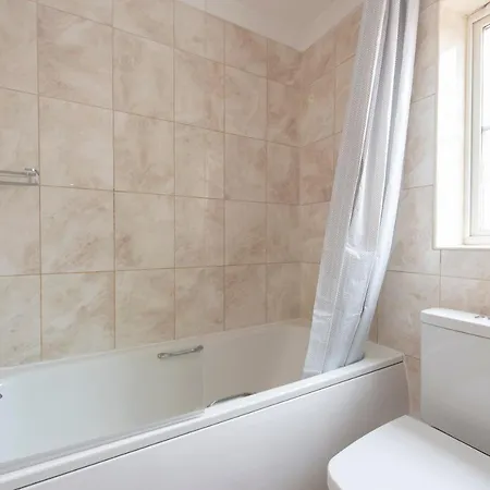 Apartment 4 Bed House In Woolwich/thamesmead 6 Beds Sleeps 8 *