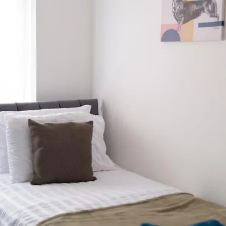 4 Bed House In Woolwich/thamesmead 6 Beds Sleeps 8