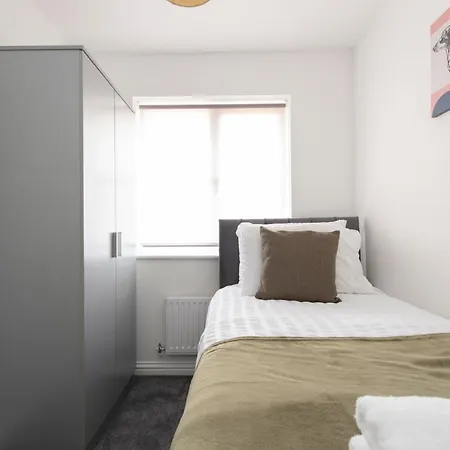 4 Bed House In Woolwich/thamesmead 6 Beds Sleeps 8