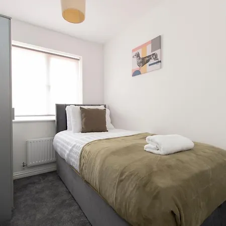 Apartment 4 Bed House In Woolwich/thamesmead 6 Beds Sleeps 8