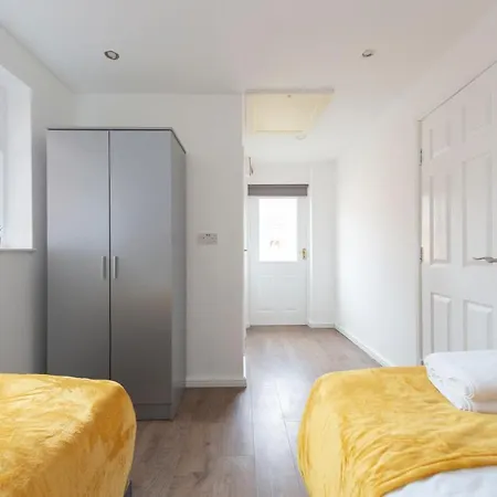 4 Bed House In Woolwich/thamesmead 6 Beds Sleeps 8 Apartment