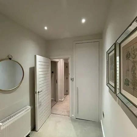 Quintessential Town House Close To * London