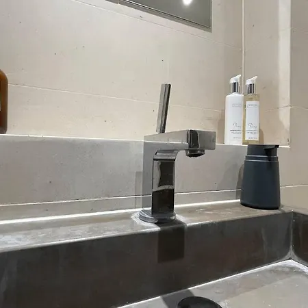 Quintessential Town House Close To Apartment London