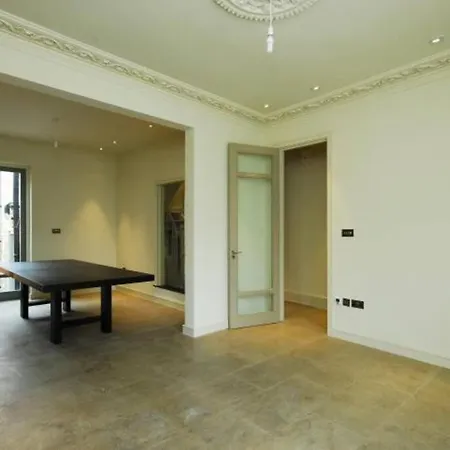 Quintessential Town House Close To Apartment London