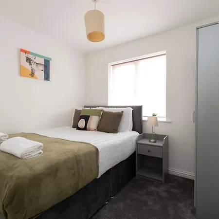 Apartment 4 Bed House In Woolwich/thamesmead 6 Beds Sleeps 8 *