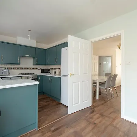 4 Bed House In Woolwich/thamesmead 6 Beds Sleeps 8 *