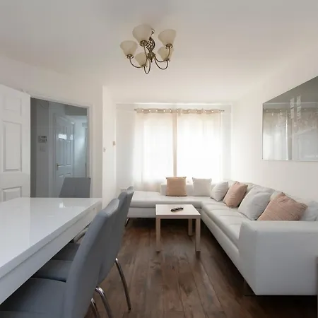 Apartment 4 Bed House In Woolwich/thamesmead 6 Beds Sleeps 8 Thamesmead (Greater London)