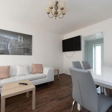 4 Bed House In Woolwich/thamesmead 6 Beds Sleeps 8