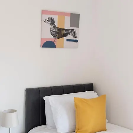 4 Bed House In Woolwich/thamesmead 6 Beds Sleeps 8 Apartment *