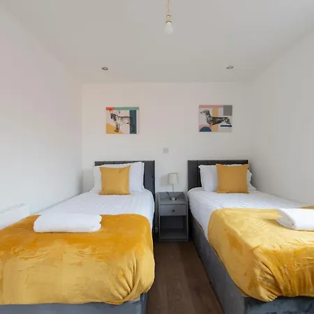 4 Bed House In Woolwich/thamesmead 6 Beds Sleeps 8 *