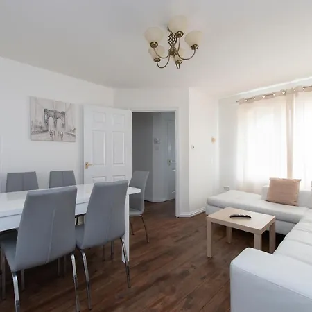 4 Bed House In Woolwich/thamesmead 6 Beds Sleeps 8 Apartment *