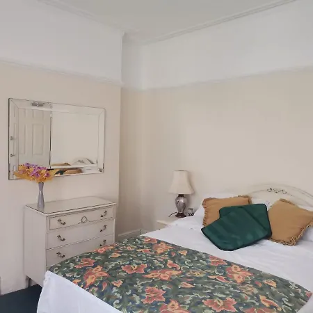 Double Available- London Seven Kings Seven Kings Train Station Guest house