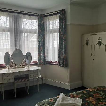 Double Available- London Seven Kings Seven Kings Train Station Guest house