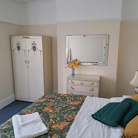 Double Available- London Seven Kings Seven Kings Train Station Guest house *