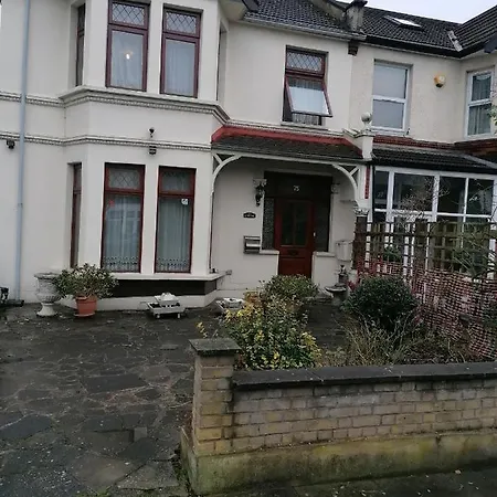 Guest house Double Available- London Seven Kings Seven Kings Train Station Ilford
