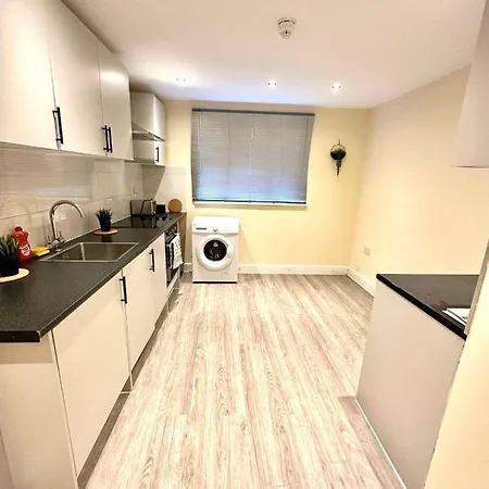 Sutton Suites Sm4 - London *