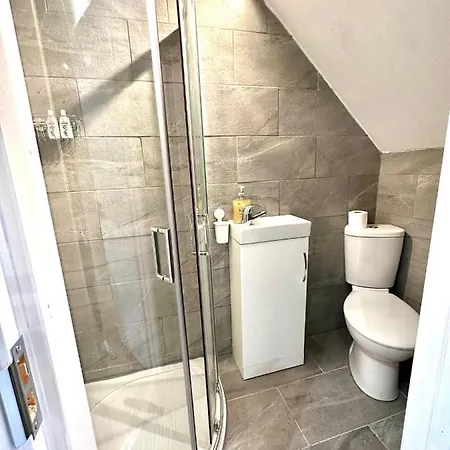 Sutton Suites Sm4 - London Guest house *