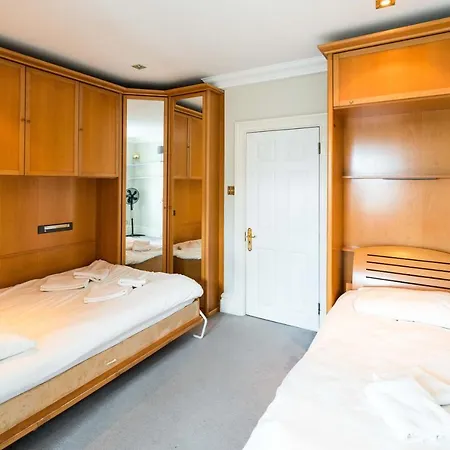 Kensington Skyline Penthouse 아파트