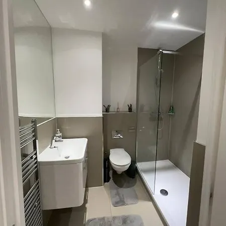 Comfortable Canterbury 2 Bedroom Flat In London Cb74 Croydon