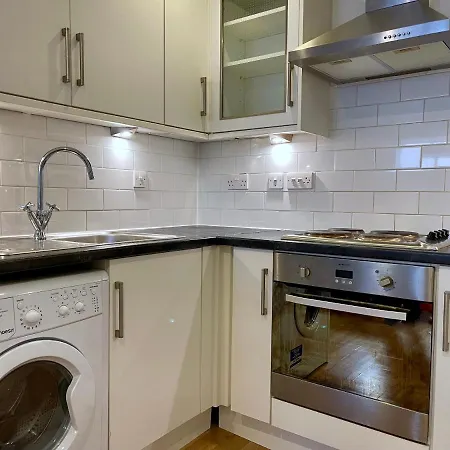 Sutton - Ground Floor Flat By The High Street Apartment