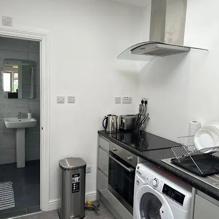 New Cozy Apt. House With Parking. Entire Space