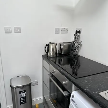 New Cozy Apt. House With Parking. Entire Space *