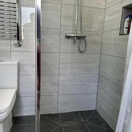 New Cozy Apt. House With Parking. Entire Space