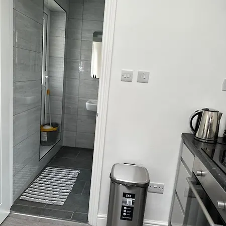 Apartment New Cozy Apt. House With Parking. Entire Space Erith