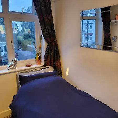 Very Bright & Cosy Little Bedroom Homestay *
