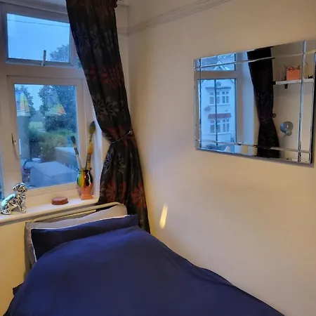 Homestay Very Bright & Cosy Little Bedroom *