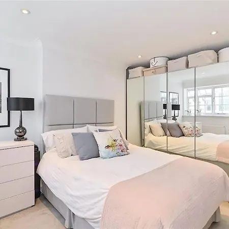 Large 3 Bedroom Covent Garden * London