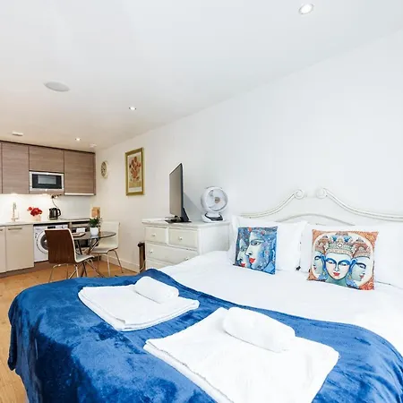 Chic 1bed Waterfront Retreat