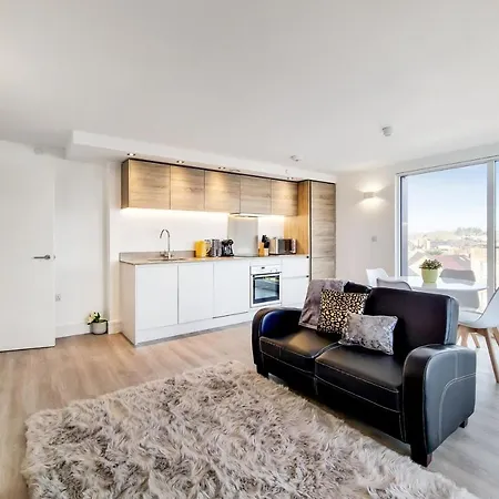 Luxury New 2 Bed/2 Bathroom Flat With Balcony Apartment *