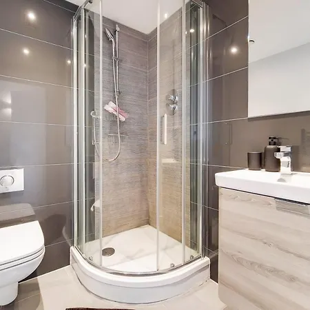 Luxury New 2 Bed/2 Bathroom Flat With Balcony * Edgware