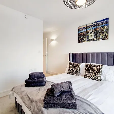 Luxury New 2 Bed/2 Bathroom Flat With Balcony Apartment *