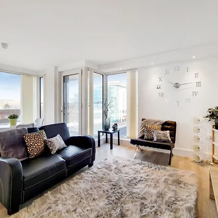 Luxury New 2 Bed/2 Bathroom Flat With Balcony Apartment