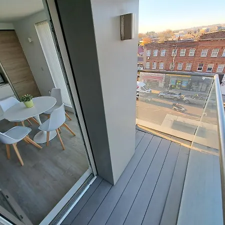 Luxury New 2 Bed/2 Bathroom Flat With Balcony Apartment *