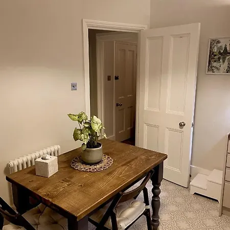 Apartment 2 Bedroom Garden Flat /kings Cross, London