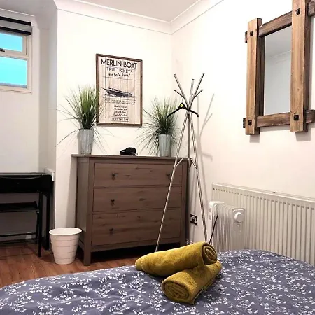 Aldgate Guest house *