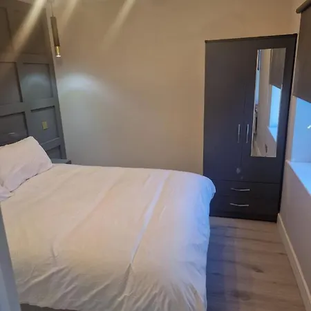 Apartment Collier's Wood En-suite London