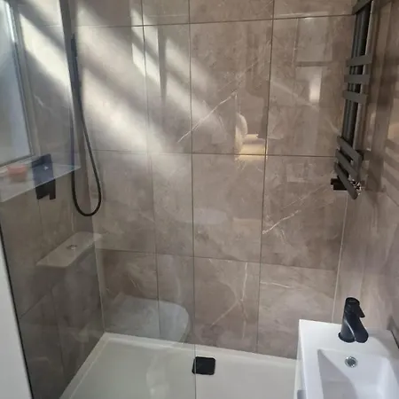 Collier's Wood En-suite Apartment *