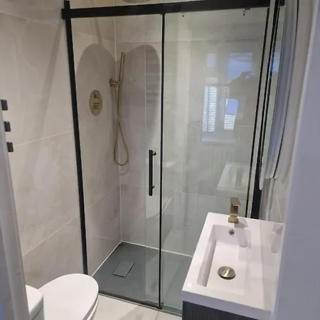 Collier's Wood En-suite Apartment