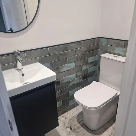 Collier's Wood En-suite Apartment *