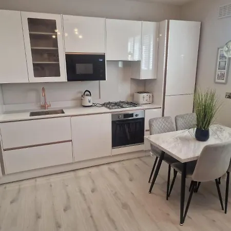 Collier's Wood En-suite Apartment London