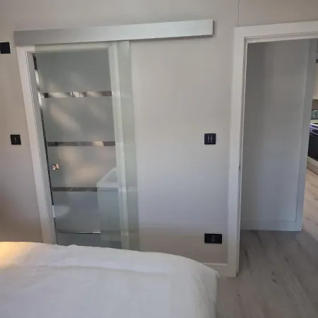Collier's Wood En-suite Apartment *