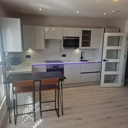 Collier's Wood En-suite Apartment London