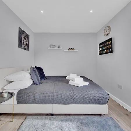 Lovely 1-bed Studio In West Drayton Apartment