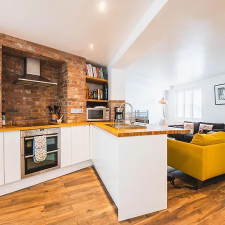 Pass The Keys - Modern & Stylish Garden In Islington